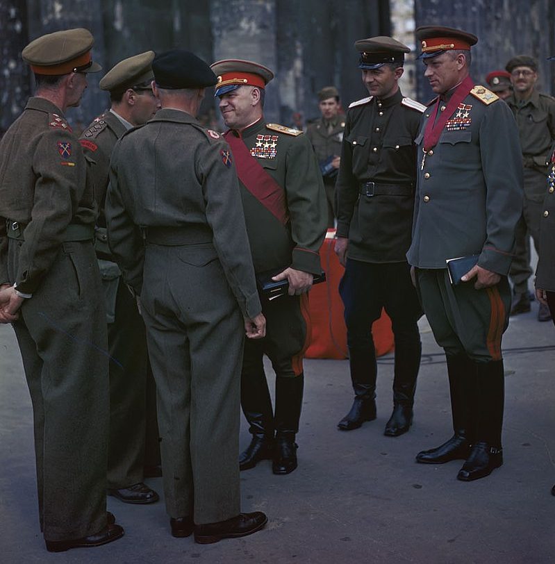 Фельдмаршал Монтгомери, маршал Жуков, маршал Рокоссовский и генерал Соколовский у Бранденбургских ворот. Берлин, 1945 г. 