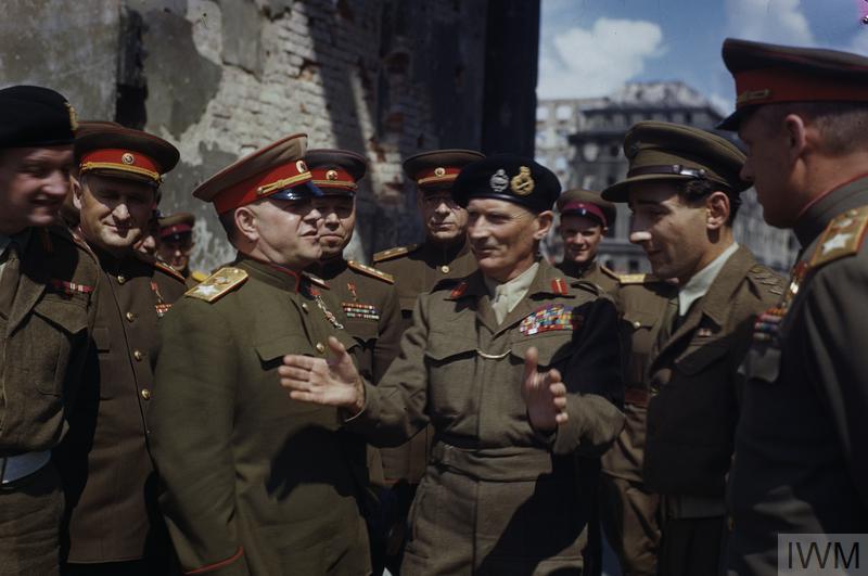 Фельдмаршал Монтгомери, маршал Жуков, маршал Рокоссовский и генерал Соколовский у Бранденбургских ворот. Берлин, 1945 г. 
