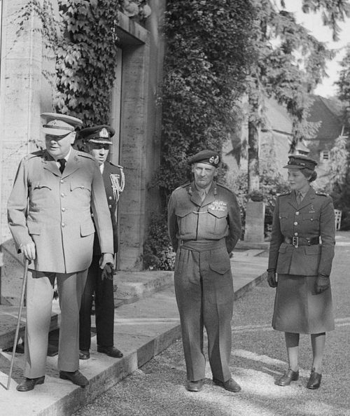 Черчилль с командующим Томпсоном, фельдмаршалом Монтгомери и младшим командиром Мэри Черчилль на Потсдамской конференцию. 1945 г.