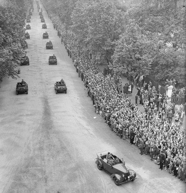 Штабной автомобиль с фельдмаршалом Монтгомери возглавляет Парад Победы в Лондоне. 1946 г.