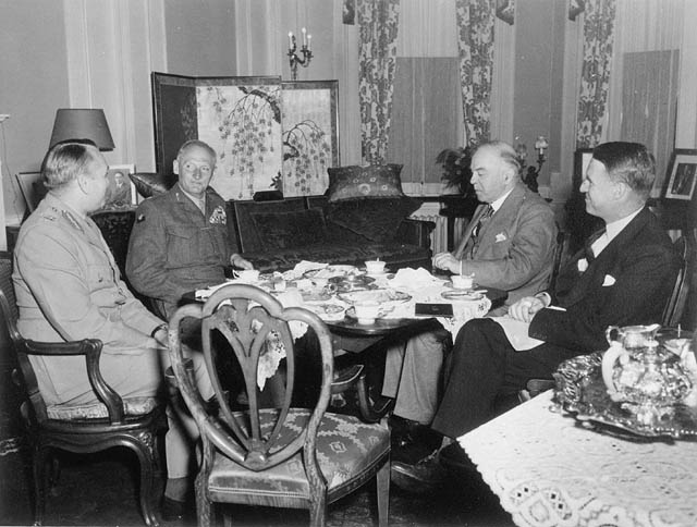 Маккензи Кинг принимает фельдмаршала Бернара Монтгомери в доме Лорье. 1946 г. 