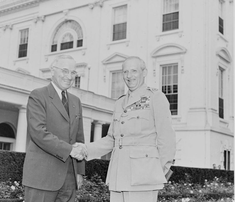 Трумэн и фельдмаршал Монтгомери на лужайке Белого дома. 1946 г.
