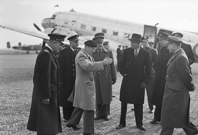 Маршал Монтгомери прибывает в аэропорт Валкенбурга. 1948 г.