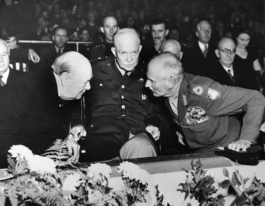 Генерал Дуайт Д. Эйзенхауэр, фельдмаршал Бернард Монтгомери и Черчилль. 1951 г.