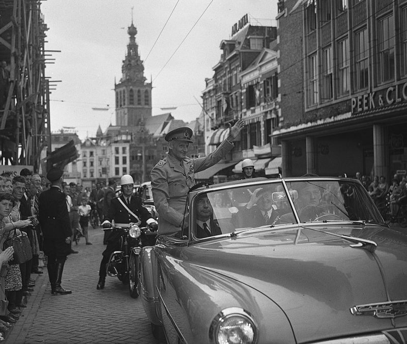 Въезд Монтгомери в Неймеген с мэром Хастинксом. 1955 г.