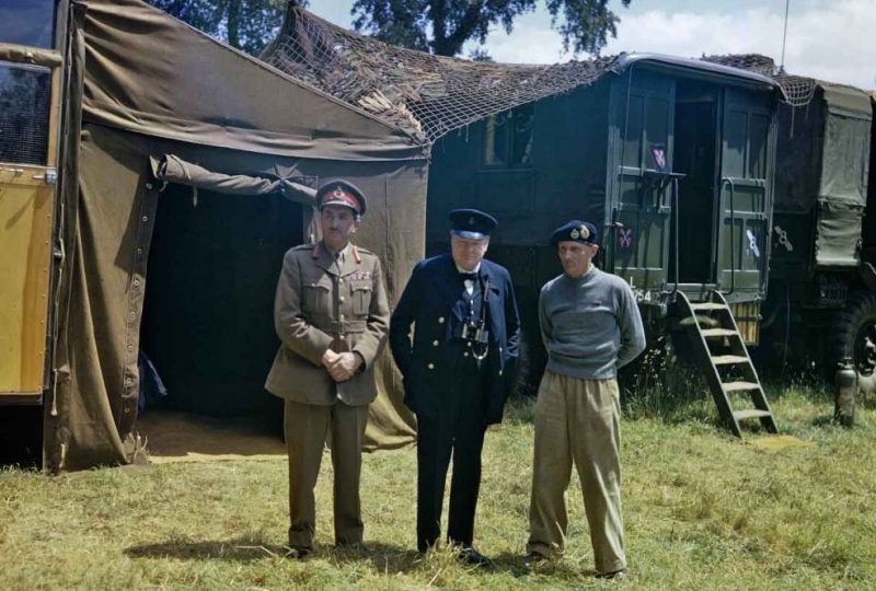 Начальник имперского генерального штаба фельдмаршал сэр Алан Брук, Уинстон Черчилль и генерал сэр Бернард Монтгомери в мобильном штабе Монтгомери в Нормандии. 1944 г.