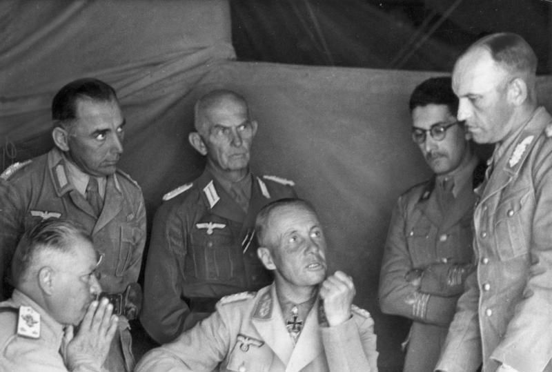 Генерал танковых войск Эрвин Роммель с офицерами танковой группы «Африка». Ноябрь 1941 года.