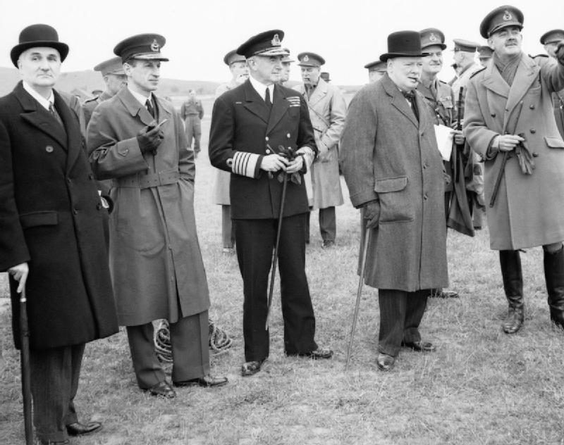 Уинстон Черчилль с лордом Черуэллом, Чарльзом Порталом и Дадли Паундом наблюдают за показом зенитной артиллерии. 1941 г. 