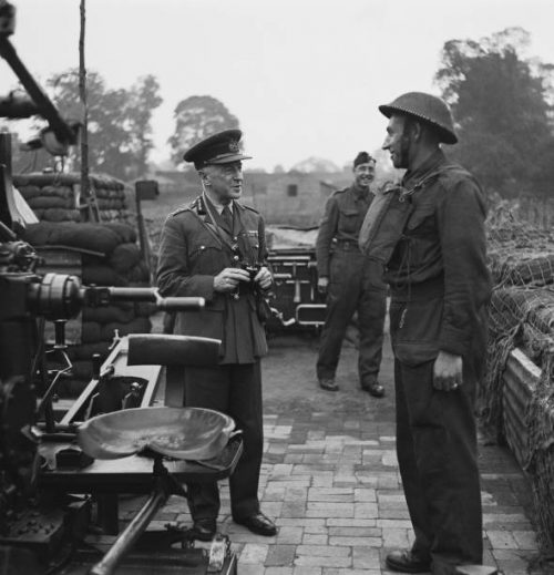 Генерал-майор Фредерик Пайл, главнокомандующий зенитным командованием осматривает артиллерийскую батарею. 1941 г.