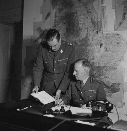 Генерал сэр Фредерик Альфред Пайл - командующий зенитной артиллерией в своем офисе. 1942 г.