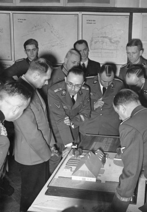 Генрих Гиммлер на совещании в ставке «Хегевальд». 1942 г.