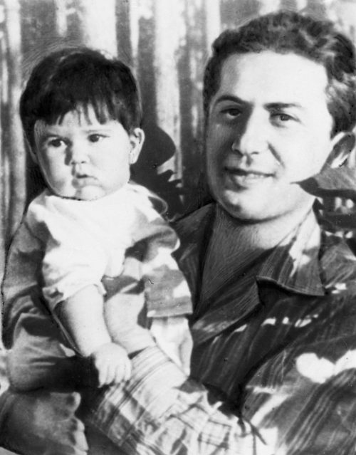 Яков Джугашвили с маленькой Галей, дочерью от брака с Ю.Мельцер.