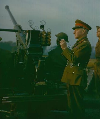Сэр Фредерик Альфред Пайл с артиллерийским расчетом. 1942 г.