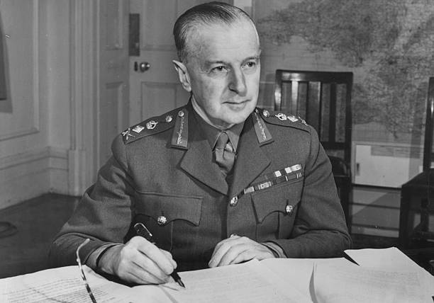 Генерал Фредерик Пайл за письменным столом. 1943 г. 