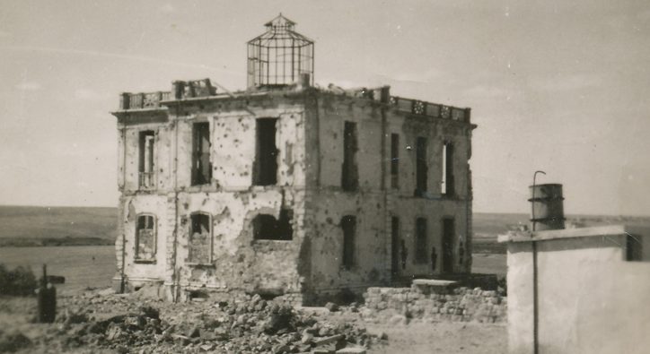 Остатки здания, использовавшегося в качестве штаб-квартиры Роммеля, которую атаковали коммандос.