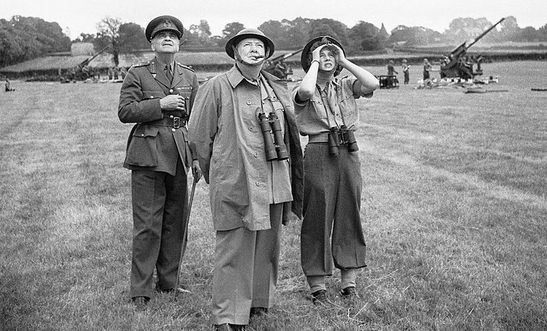 Пайл вместе с Черчиллем и дочерью Черчилля Мэри наблюдают за действиями зенитных орудий против летающих бомб Фау-1. 1944 г.