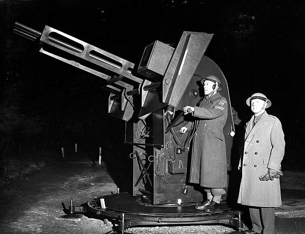 Генерал Фредерик Пайл у зенитного орудия. 1944 г.
