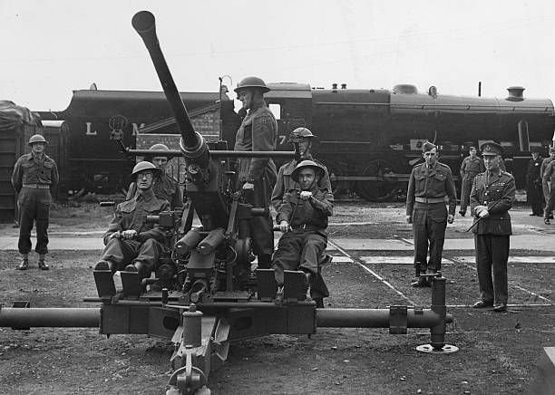 Генерал Фредерик Пайл инспектирует солдат ополчения, укомплектованных пушкой «Бофорс», на заводе Южных железных дорог. 1944 г.