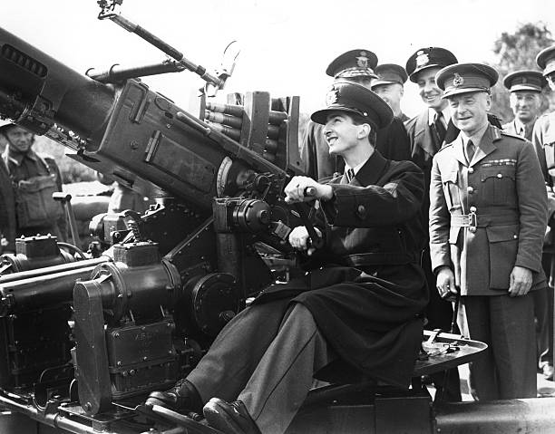 Генерал Фредерик Пайл инспектирует солдат ополчения, укомплектованных пушкой «Бофорс», на заводе Южных железных дорог. 1944 г.