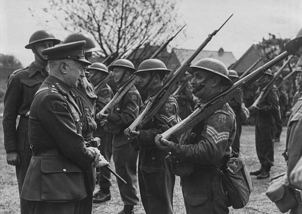 Генерал Фредерик Пайл осматривает почетный караул пехотного ополчения во время визита на Южный железнодорожный завод. 1944 г. 