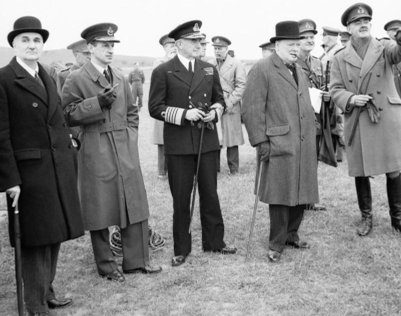 Уинстон Черчилль с лордом Черуэллом, Чарльзом Портал и Дадли Паундом на полигоне зенитной артиллерии. 1941 г.