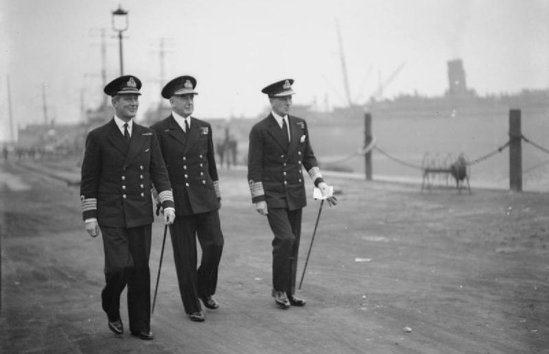 Дадли Паунд, Перси Ноублом, Джеймс Абернети Маккой во время посещения военных кораблей Королевского флота, участвовавших в битве за Атлантику. 1941 г. 