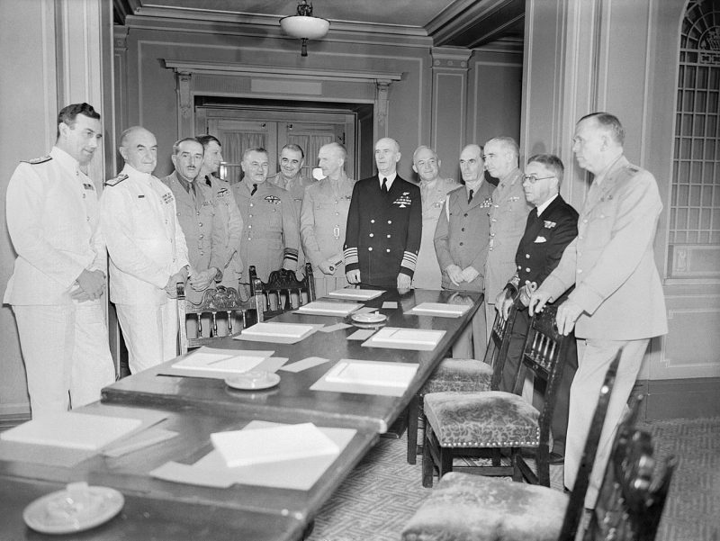 Адмирал флота сэр Дадли Паунд на заседании начальников штабов на Квебекской конференции 1943 года.