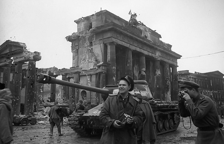 Фотокорреспондент ТАСС Евгений Халдей (в центре) в Берлине возле Бранденбургских ворот. 1945 г. 