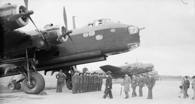 Премьер-министр Уинстон Черчилль, Чарльз Портал, Арчибальд Синклер, Траффорд Ли-Мэллори на военном аэродроме. 1941 г.