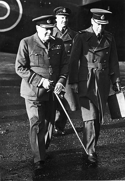 Премьер-министр Уинстон Черчилль на прогулке с главным маршалом авиации сэром Чарльзом Порталом. 1943 г.