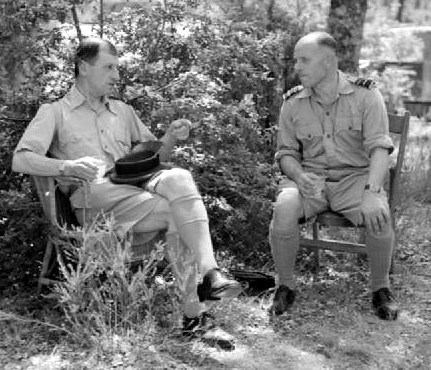 Чарльз Портал и вице-маршал авиации Диксон в передовом штабе DAF недалеко от Монтериджони. Италия. 1944 г. 