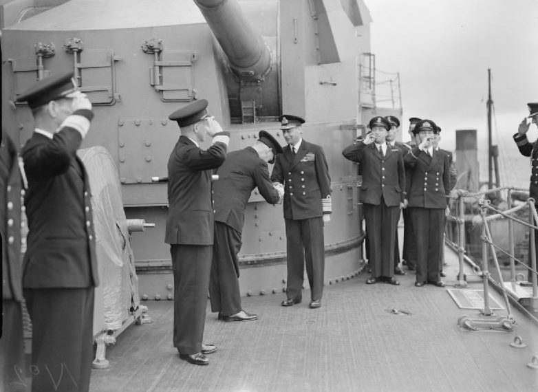 Король Георг VI принимает на борту HMS «DUKE OF YORK» адмирала Джона Тови . 1941 г.