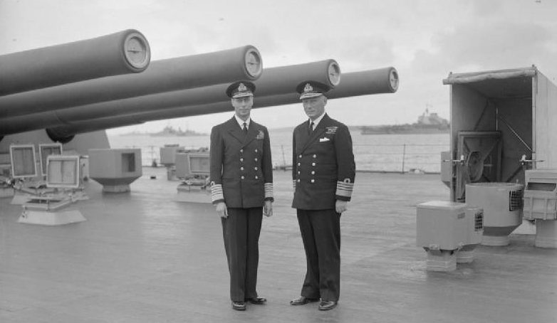 Король Георг VI с адмиралом Джоном Тови на квартердеке HMS «KING GEORGE V». 1941 г. 