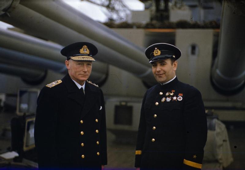 Главнокомандующий флотом метрополии адмирал сэр Джон Тови с коммодором Египко, офицером связи ВМС СССР на борту HMS King George V. 1942 г. 