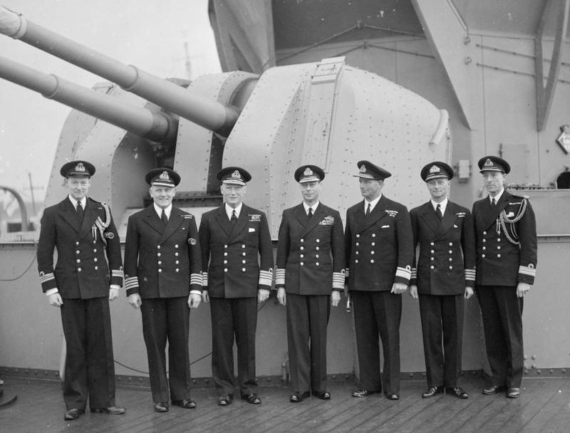 Король с адмиралом сэром Джон Тови и штабными офицерами на борту HMS «TYNE». 1943 г. 