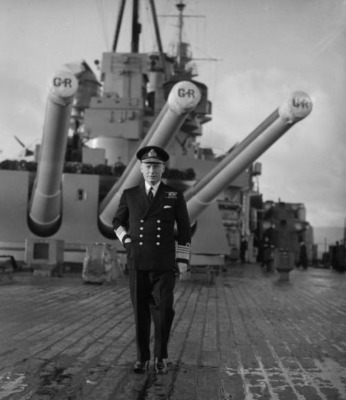 Адмирал сэр Джон Тови на квартердеке HMS «KING GEORGE V». 1943 г.