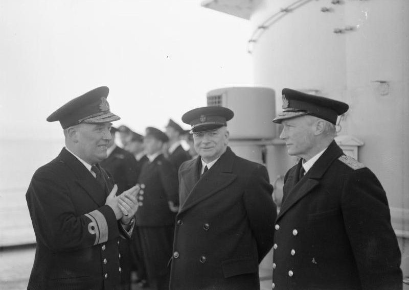 Контр-адмирал Роберт Бернетт, флагман 10-й эскадры крейсеров, А. В. Александер, первый лорд Адмиралтейства, и адмирал Джон Тови борту крейсера HMS «BELFAST». 1943 г. 
