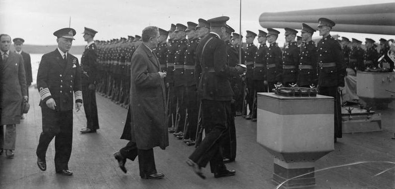 Адмирал сэр Джон Тови на борту корабля с почетным караулом. 1944 г. 
