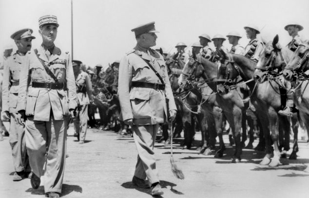 Генерал Генри Мейтленд и австралийский генерал Лаварак инспектируют конные войска 1-й кавалерийской дивизии британских йоменов. 1941 г.