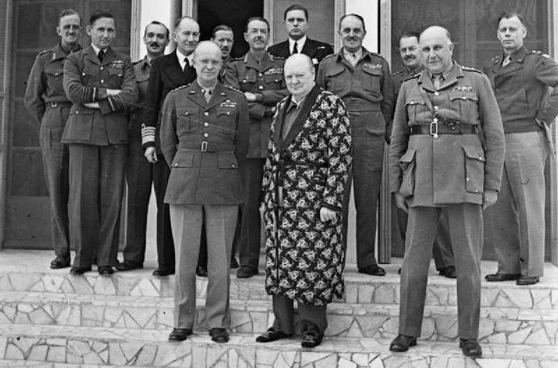 Генерал сэр Генри Мейтленд-Уилсон с высокопоставленными офицерами навещает Уинстона Черчилля, выздоравливающего от приступа пневмонии. 1943 г. 