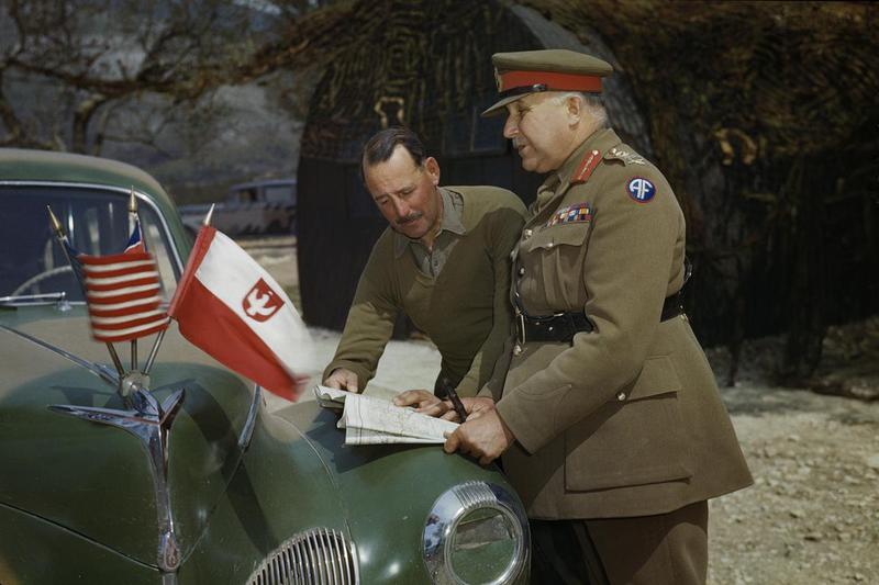 Генерал сэр Генри Мейтленд Уилсон с командующим 8-й армией генерал-лейтенантом сэром Оливером Лизом недалеко от Миньяно в Италии. 1944 г.