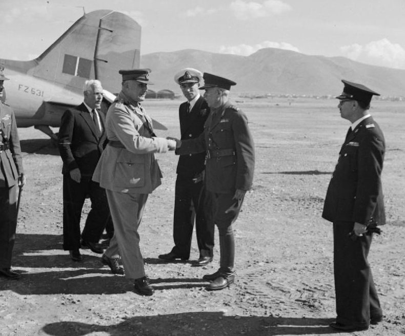 Генерал сэр Генри Мейтленд Уилсон приветствует британских и греческих офицеров после прибытия в аэропорт Афин. 1944 г.