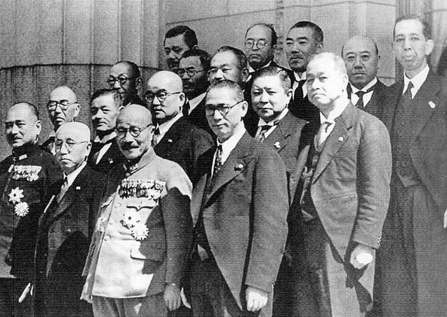 Тодзио Хидэки со своим кабинетом министров. 1941 г.