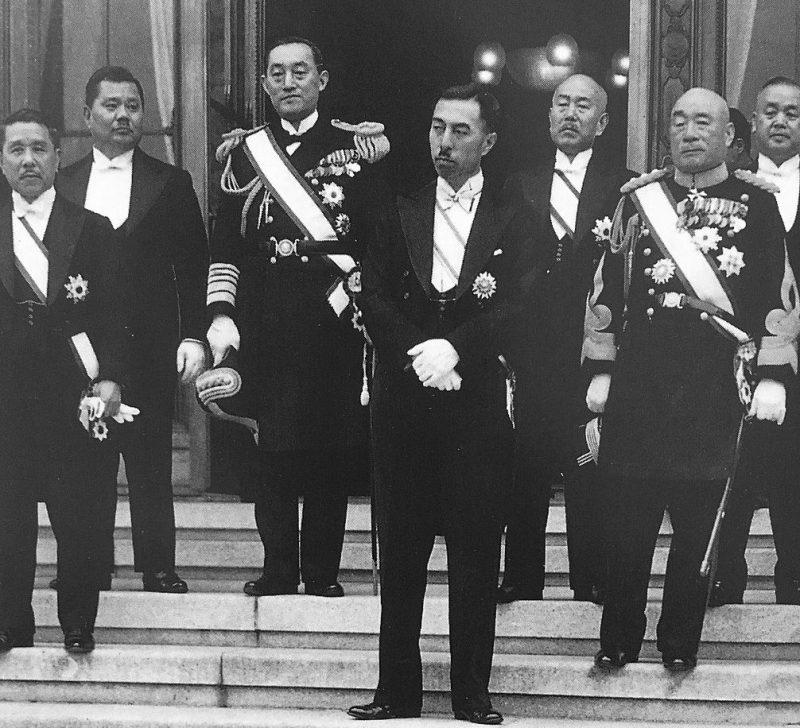 Премьер-министр Японии Фумимаро Коноэ со своим Кабинетом министров.1937 г.