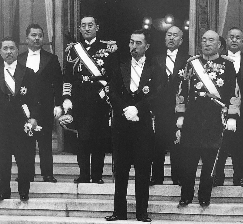 Хирота Коки среди членов Кабинета министров Фумимаро Коноэ. 1937 г.