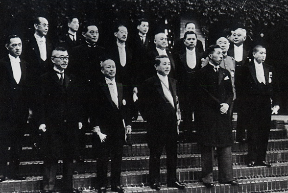 Хирота Коки среди членов Кабинета министров Фумимаро Коноэ. 1937 г. 