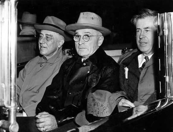 Президент Франклин Д. Рузвельт, вице-президент Гарри С. Трумэн и вице-президент Генри Уоллес в машине. 1944 г. 