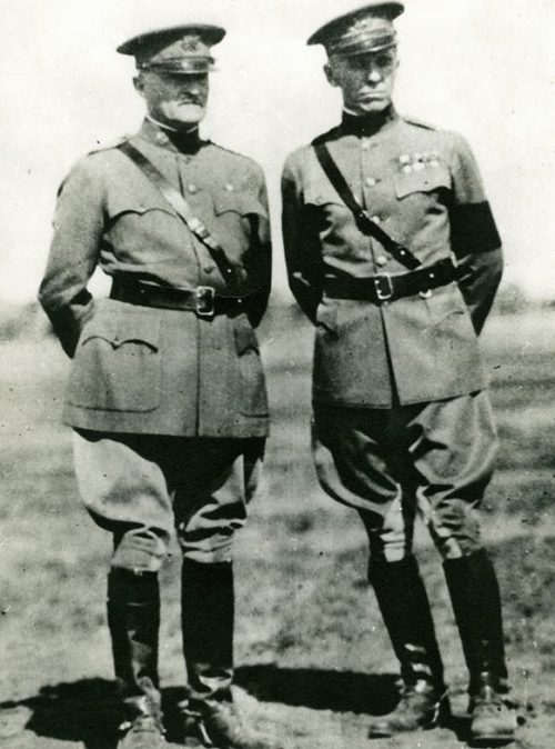 Генерал Джон Першинг (слева) с полковником Маршаллом во Франции. 1919 г.