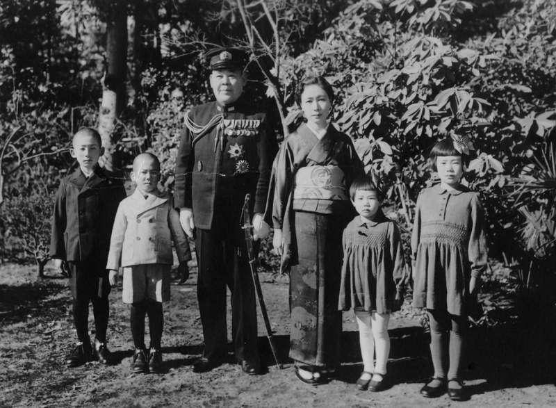 Адмирал Осами Нагано с женой и четырьмя детьми. 1939 г.