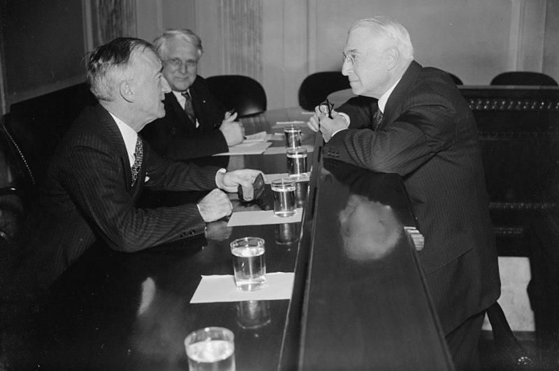Сенатор Джеймс Ф. Бирнс (слева) и Бернард Барух. 1938 г.